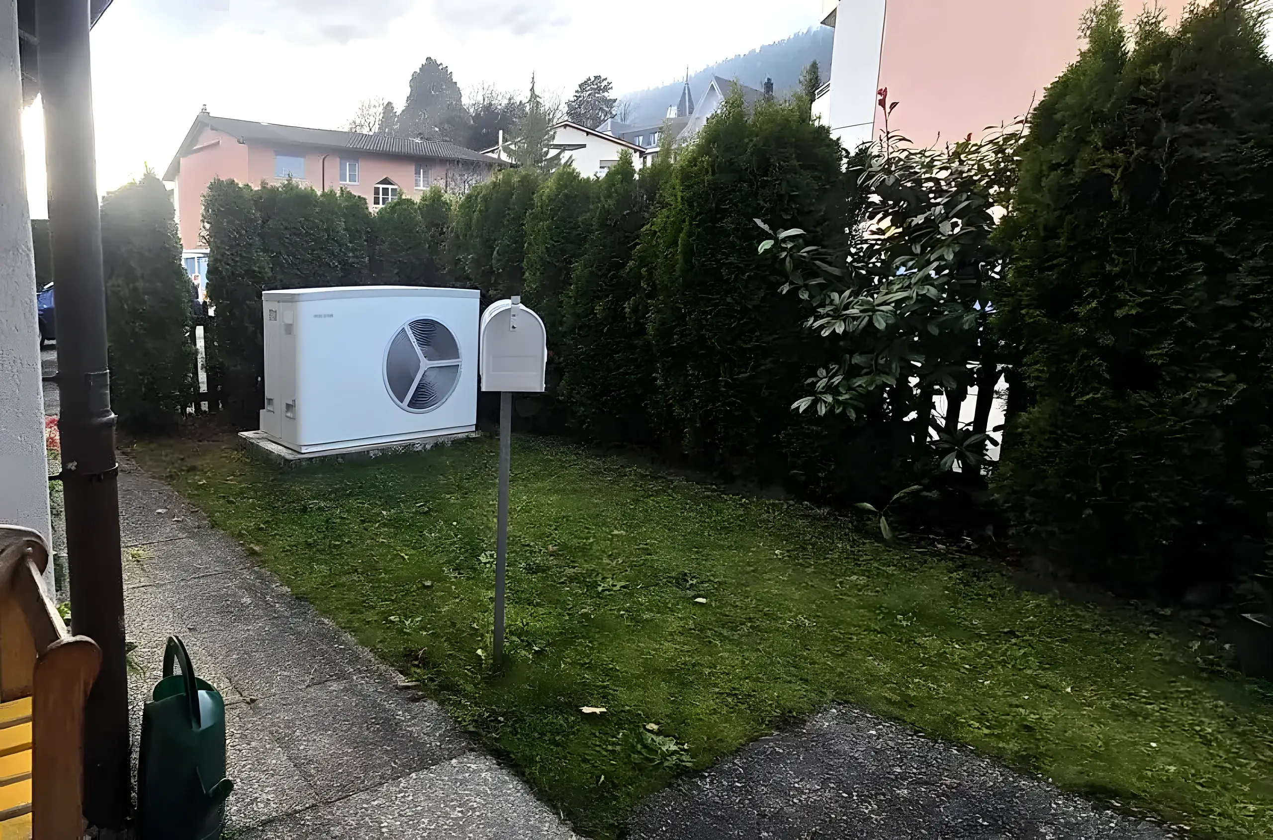 Pompe à chaleur air-eau Stiebel Eltron posée dans un jardin à Fontainemelon, après remplacement de la chaudière gaz