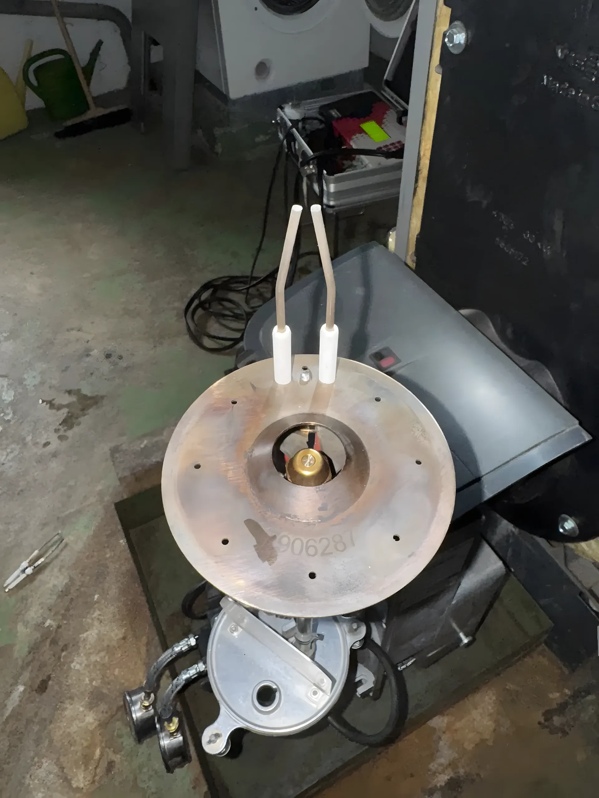 Le même déflecteur décapé, métal nu, prêt pour le réglage de combustion