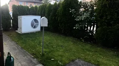 Unité extérieure de la pompe à chaleur Stiebel Eltron posée dans le jardin, Fontainemelon