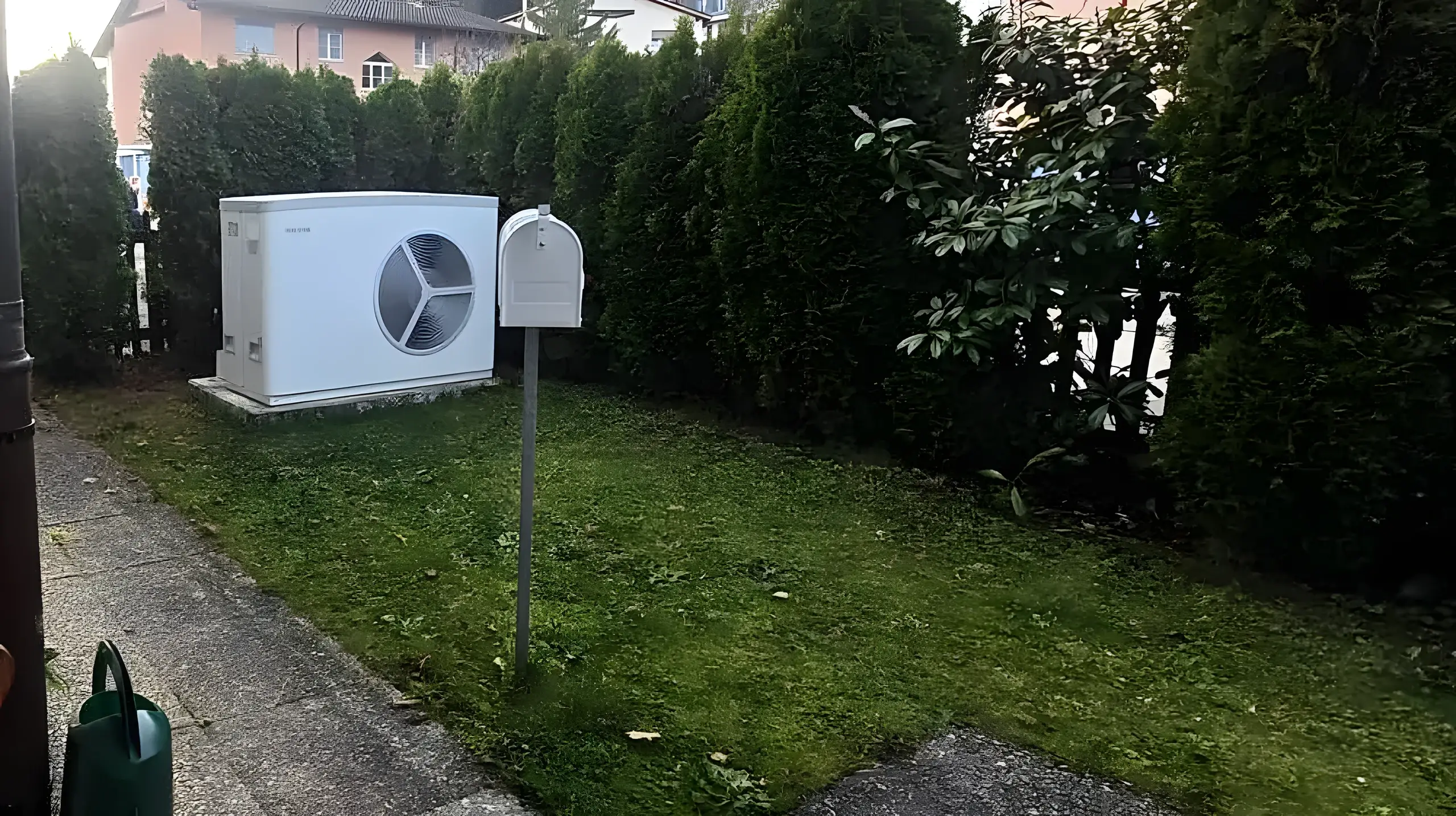 Unité extérieure de la pompe à chaleur Stiebel Eltron posée dans le jardin, Fontainemelon