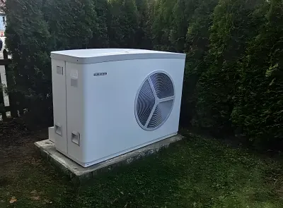 Pompe à chaleur air-eau Stiebel Eltron en place à Fontainemelon, vue rapprochée