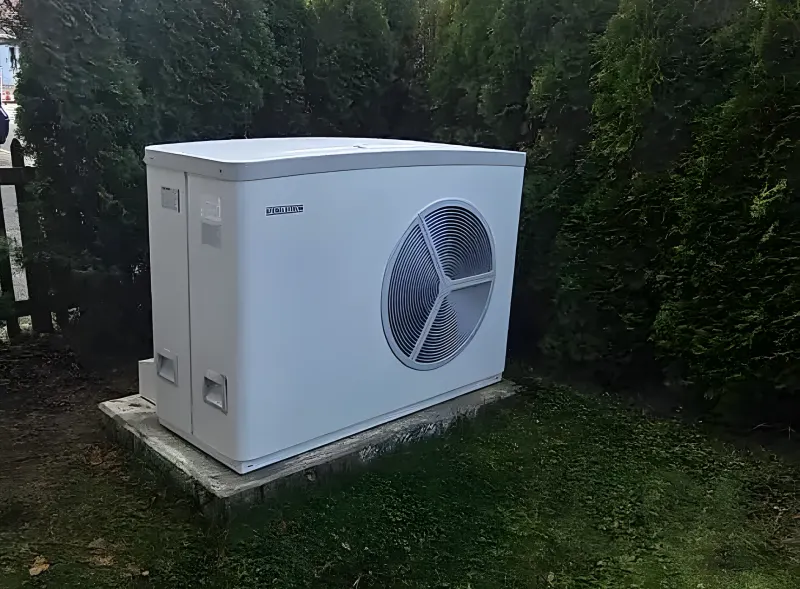 Unité extérieure Stiebel Eltron de la pompe à chaleur air-eau posée dans le jardin, chantier de Fontainemelon