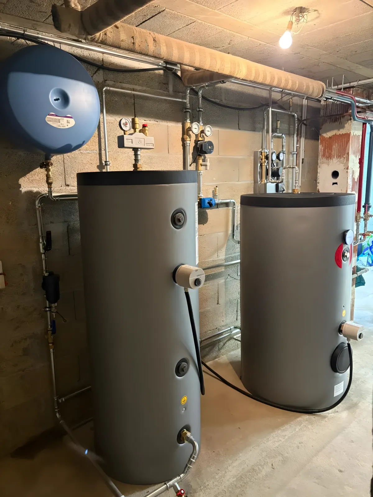 Chaufferie après travaux : installation de la pompe à chaleur air-eau alpha innotec, chantier de Genève
