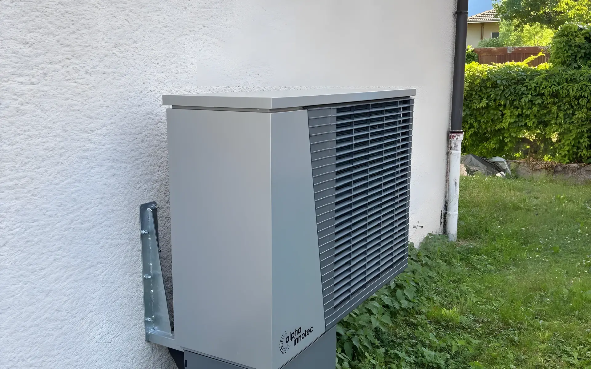Unité extérieure alpha innotec de la pompe à chaleur air-eau sur sa console murale, chantier de Genève