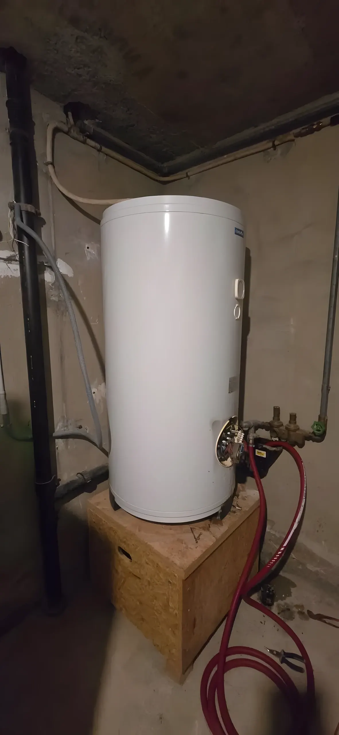 Ancien chauffe-eau électrique avant remplacement, chantier de Hauterive