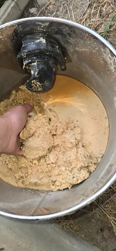Démontage de l'ancien chauffe-eau électrique : tartre accumulé dans la cuve, Hauterive